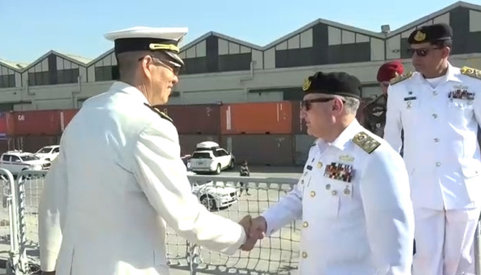  نیول چیف کا کراچی میں چینی بحری جہاز کا دورہ