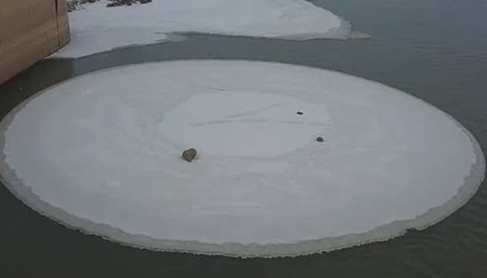 چین کے تالاب پر دیوہیکل برف کی پلیٹ سیاحوں کی توجہ کامرکز