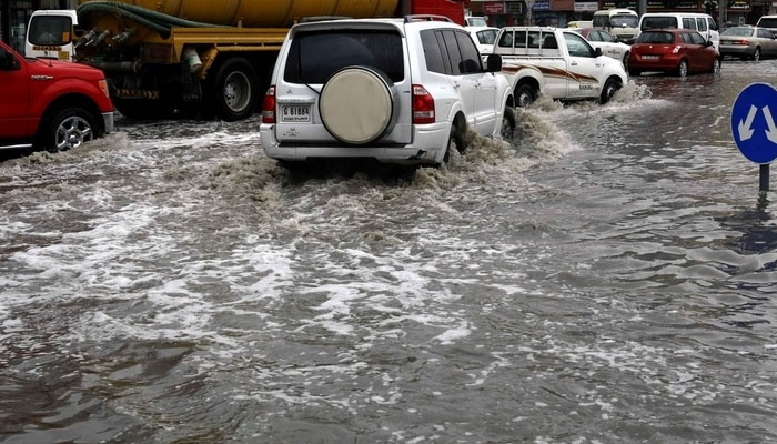  متحدہ عرب امارات،بارشوں کے بعد سڑکیں تالاب بن گئیں