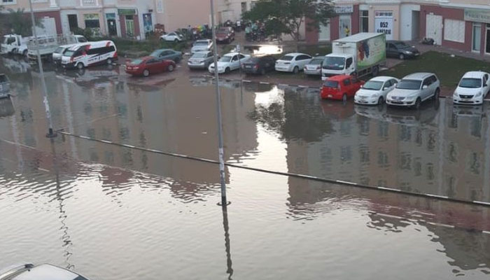  متحدہ عرب امارات،بارشوں کے بعد سڑکیں تالاب بن گئیں