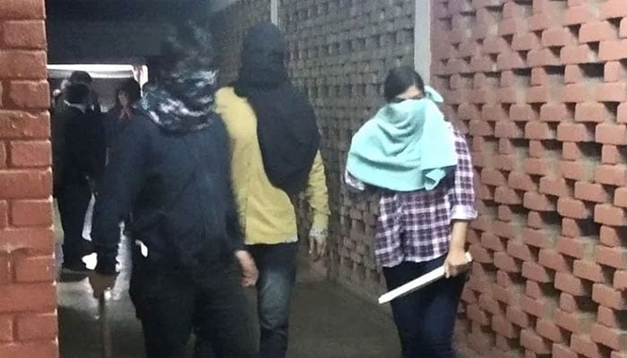نہرو یونی ورسٹی میں طلبہ پر حملہ: نقاب پوش لڑکی کی شناخت 