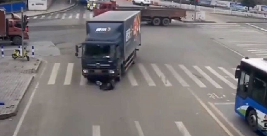 چین: ٹرک تلے آنے والا موٹرسائیکل سوار معجزانہ طور پربچ گیا