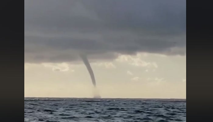 فلوریڈا کے ساحل پر خطرناک پانی کے بگولے کی ویڈیو آن لائن مقبول