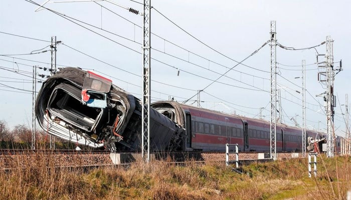 اٹلی میں مسافر ٹرین پٹری سے اترنے سے دو افراد ہلاک