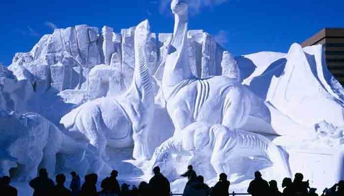 برف سے بنے دیوہیکل مجسمے لوگوں کی توجہ کامرکز 