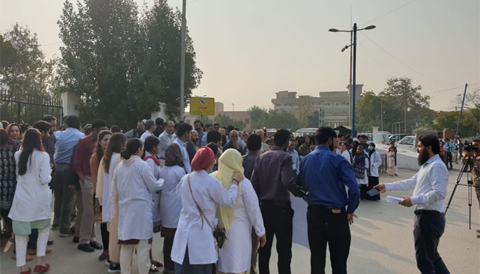 کراچی: جناح اسپتال  کے ڈاکٹروں کا احتجاج، مریضوں کو پریشانی