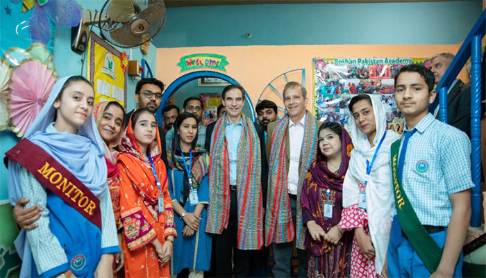 امریکی سفیرکاروشن پاکستان اکیڈمی کراچی کادورہ، بچوں سے ملاقات