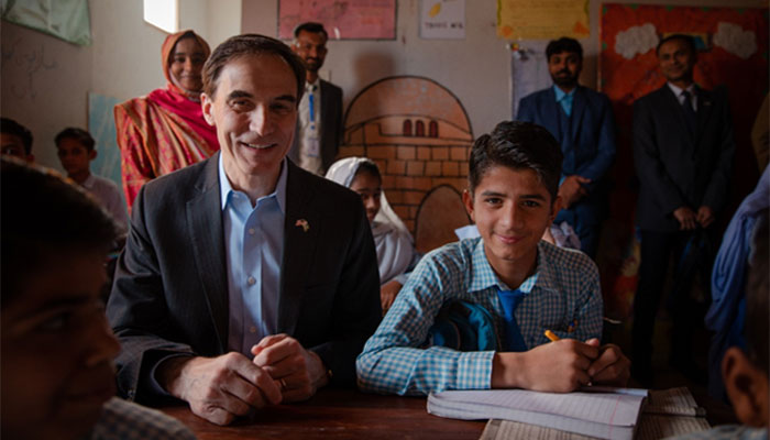 امریکی سفیرکاروشن پاکستان اکیڈمی کراچی کادورہ، بچوں سے ملاقات