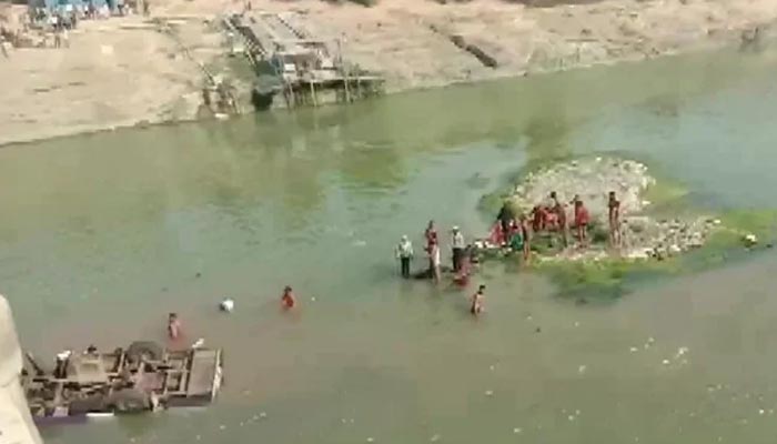 بھارت: باراتیوں سے بھری بس دریا میں گرگئی، 25 افراد ہلاک