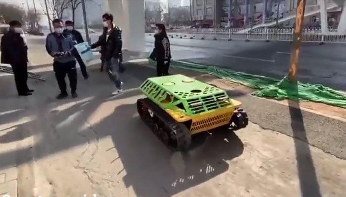 چین میں کورونا وائرس مقابلہ، روبوٹ ٹینک میدان میں آگئے