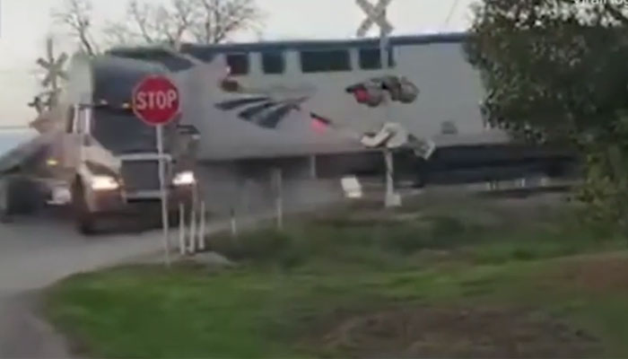 ٹیکساس میں ٹرین اور ٹرک میں خطرناک تصادم، جانی نقصان نہیں ہوا