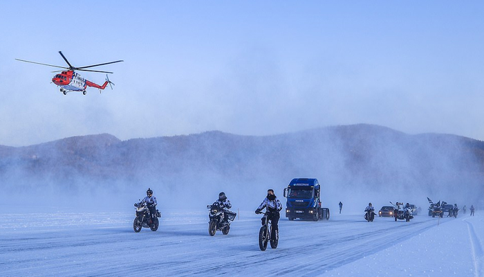 روس، دنیا کی سب سے گہری جھیل پر ہیلی کاپٹر کے شاندار اسٹنٹس