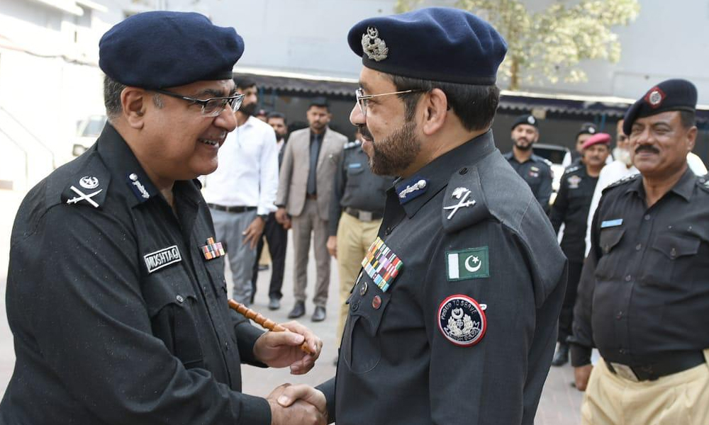 مشتاق مہر نے نئے آئی جی سندھ کا چارج سنبھال لیا