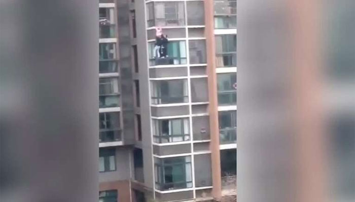 چین: پانچویں منزل کی کھڑکی میں پھنسی بچی کی جان بچا لی گئی