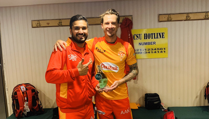 ڈیل اسٹین نے اپنا ایوارڈ رومان رئیس کو دے دیا