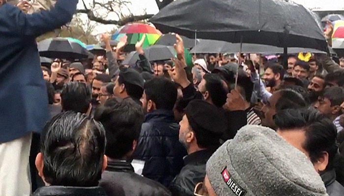  وفاقی سیکرٹریٹ ملازمین کا بارش کے باوجود احتجاج
