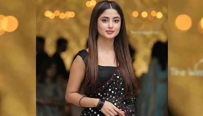 سجل علی کے دوست کی شادی میں کالی ساڑھی میں جلوے 