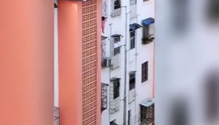 چین: پڑوسیوں نے چوتھی منزل کی کھڑکی میں پھنسی کمسن بچی کو بچا لیا
