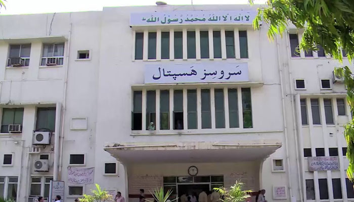 کورونا وائرس اور ینگ ڈاکٹرز کی ہڑتال، سروسز ہسپتال کا او پی ڈی بند