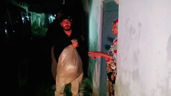 کراچی: رات کی تاریکی میں نظم وضبط کے ساتھ راشن کی فراہمی