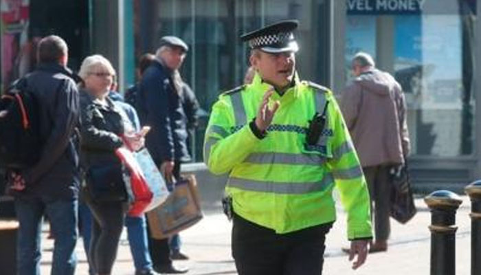  برطانیہ :پولیس اہلکار پر کھانسنا شہری کو مہنگا پڑ گیا
