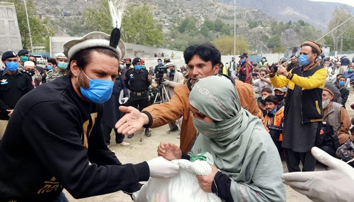 شاہد آفریدی نے چترال میں راشن بیگز تقسیم کیے