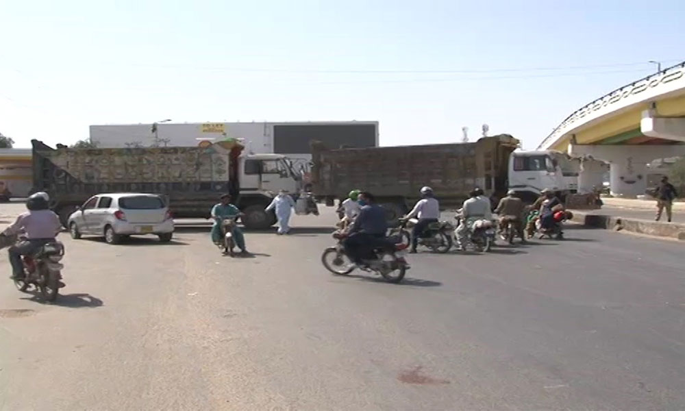 کراچی کے مختلف مقامات پر کنٹینرز لگا کر راستے سیل