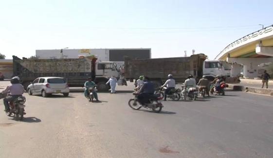 کراچی، مختلف علاقےکنٹینرز لگا کر راستے سیل 