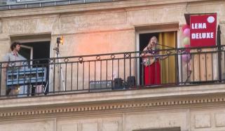 گلوکارہ کا قرنطینہ اختیار کیے باشندوں اور طبی عملے کیلئے بالکنی کنسرٹ