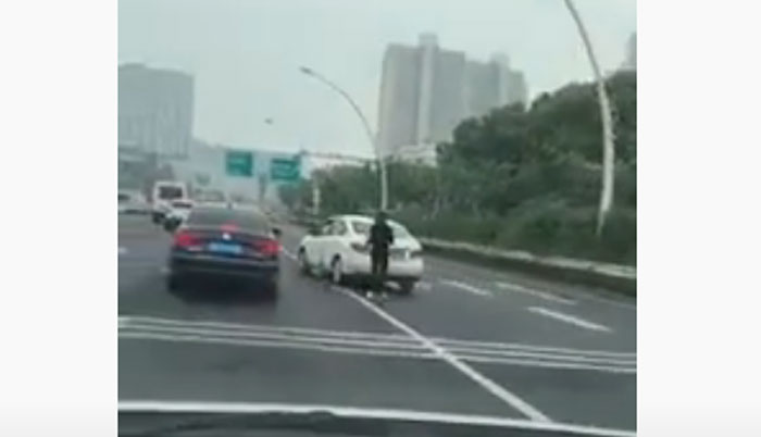 چین: گاڑی نے خاتون ڈرائیور کی دوڑیں لگوا دیں