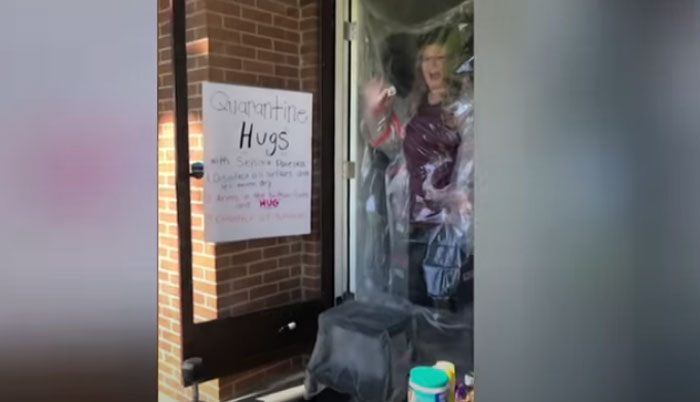 امریکا: اسکول ٹیچر نے طلبہ کو گلے لگانے کے لیے ہگ اسٹیشن بنالیا