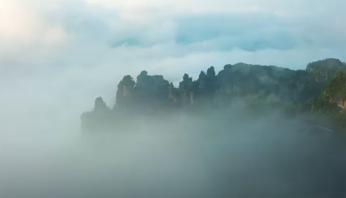 چین: حیرت انگیز نظارہ، بادلوں نے بلند پہاڑوں کو حصار میں لے لیا