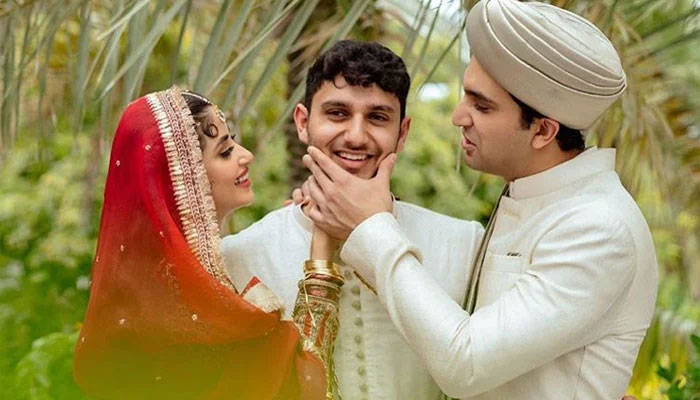 احد رضا میر نے بھائی اور اہلیہ کے ساتھ اپنی شادی کی یادگار تصویر شیئر کردی