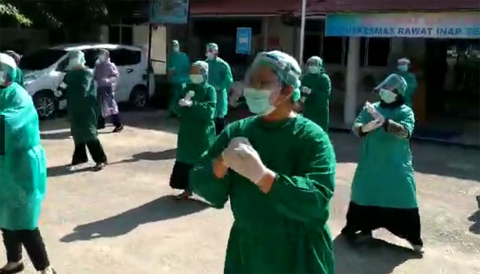 انڈونیشیا میں کوروناسے لڑنے والا طبی عملہ کا فٹ رہنے کیلئے ڈانس
