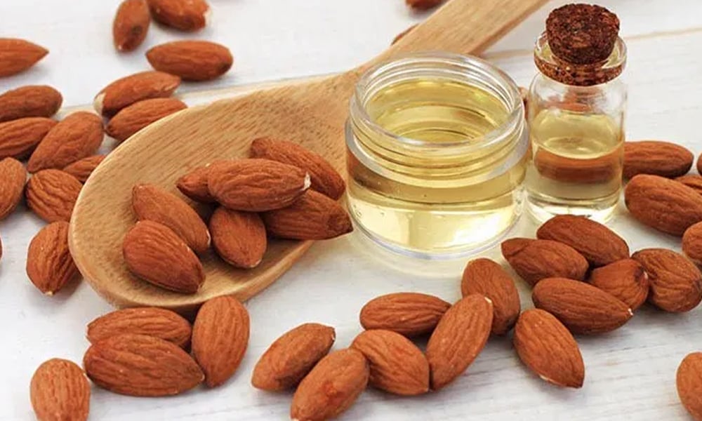 مہنگی بیوٹی پروڈکٹس کے بجائے استعمال کریں بادام کا تیل