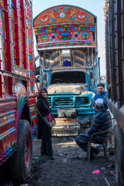 پاکستانی دستاویزی فلم سازنے امریکا میں ٹرک آرٹ ڈیزائن کیلئے ایوارڈ جیت لیا