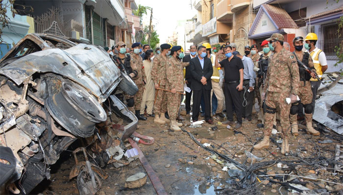 کورکمانڈر کراچی کا جائے حادثہ کا دورہ، امدادی کاموں کا جائزہ لیا