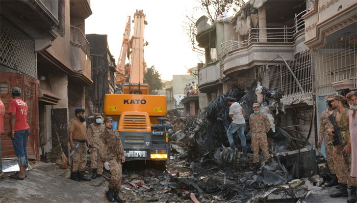 کورکمانڈر کراچی کا جائے حادثہ کا دورہ، امدادی کاموں کا جائزہ لیا