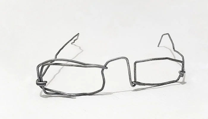 مصنوعی ٹیڑھی میڑھی عینک نے یمنی بچے کی تقدیر بدل دی