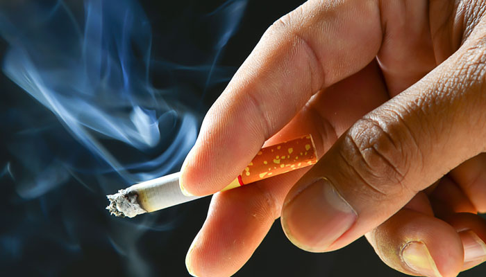 سگریٹ نوشی کورونا کے خطرات سے بچاتی نہیں بڑھاتی ہے، نئی تحقیق 