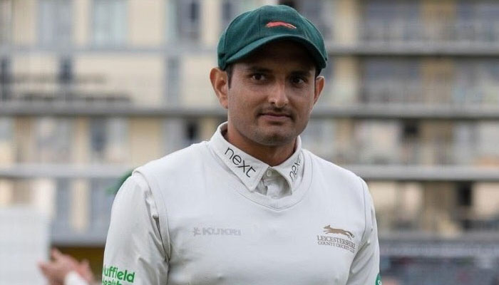  تھوک سے گیند چمکانے کی عادت کو چھوڑنا مشکل ہوگا: محمد عباس