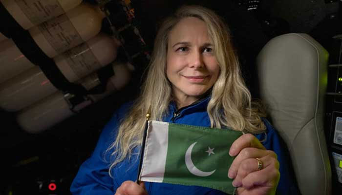 امریکی خاتون نے زمین کی گہرائی میں پاکستانی پرچم لہرادیا 