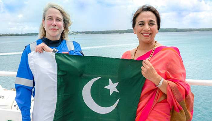 امریکی خاتون نے زمین کی گہرائی میں پاکستانی پرچم لہرادیا 