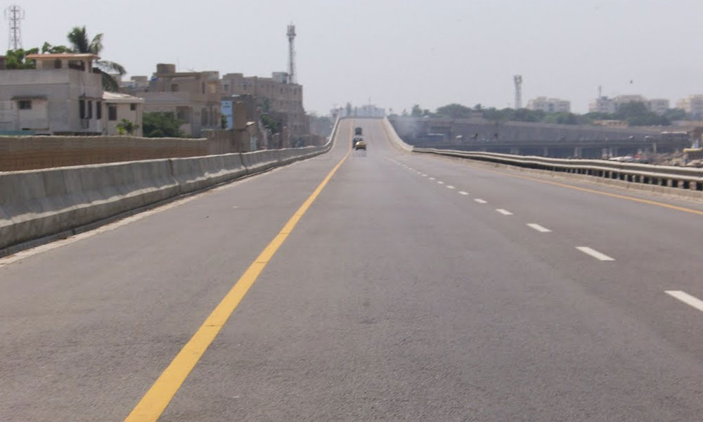 لیاری ایکسپریس وے پر 1 شخص 4 افراد کی موت کا سبب بن گیا