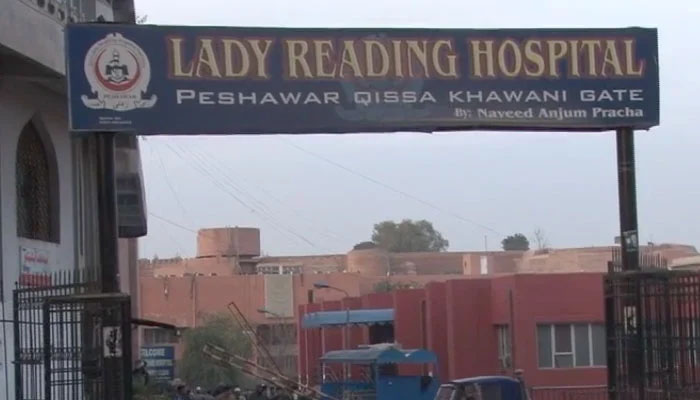 پشاور، لیڈی ریڈنگ اسپتال میں مریضوں کیلئے بیڈز بڑھانے پر غور