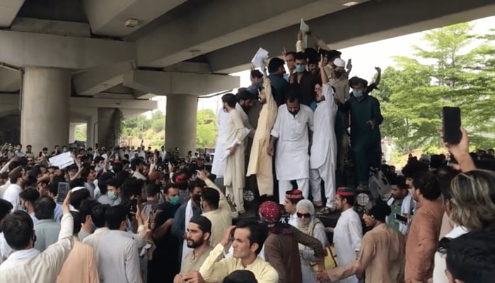 پشاور: پولیس تشدد کیخلاف احتجاج، اسمبلی عمارت پر پتھراؤ