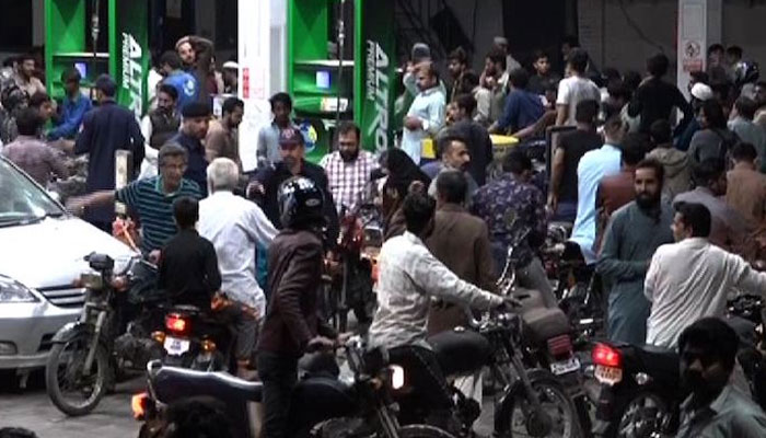 لاہور: قیمتوں میں اضافے کا اعلان ہوتے ہی پیٹرول پمپس بند