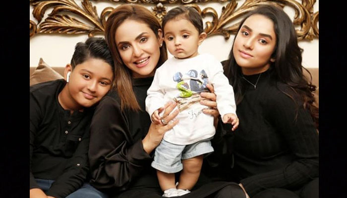 نادیہ خان کی اپنے چھوٹے بیٹے کیساتھ پہلی تصویر وائرل