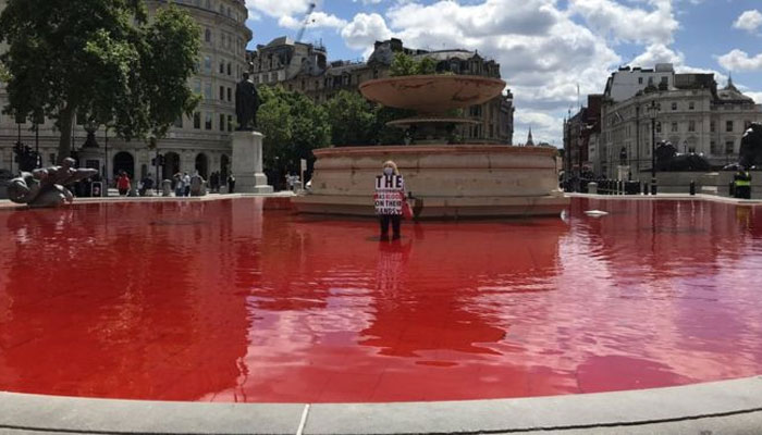 جانوروں کا استحصال، لندن میں احتجاج، ٹرافلگر اسکوائر کےفوارے میں سرخ رنگ ملادیا