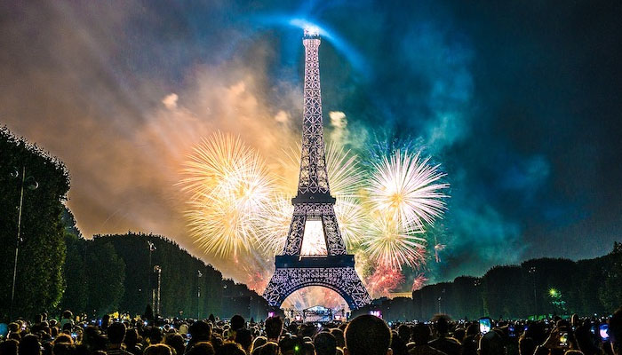 فرانس: قومی دن پر ایفل ٹاور پر شاندار آتش بازی